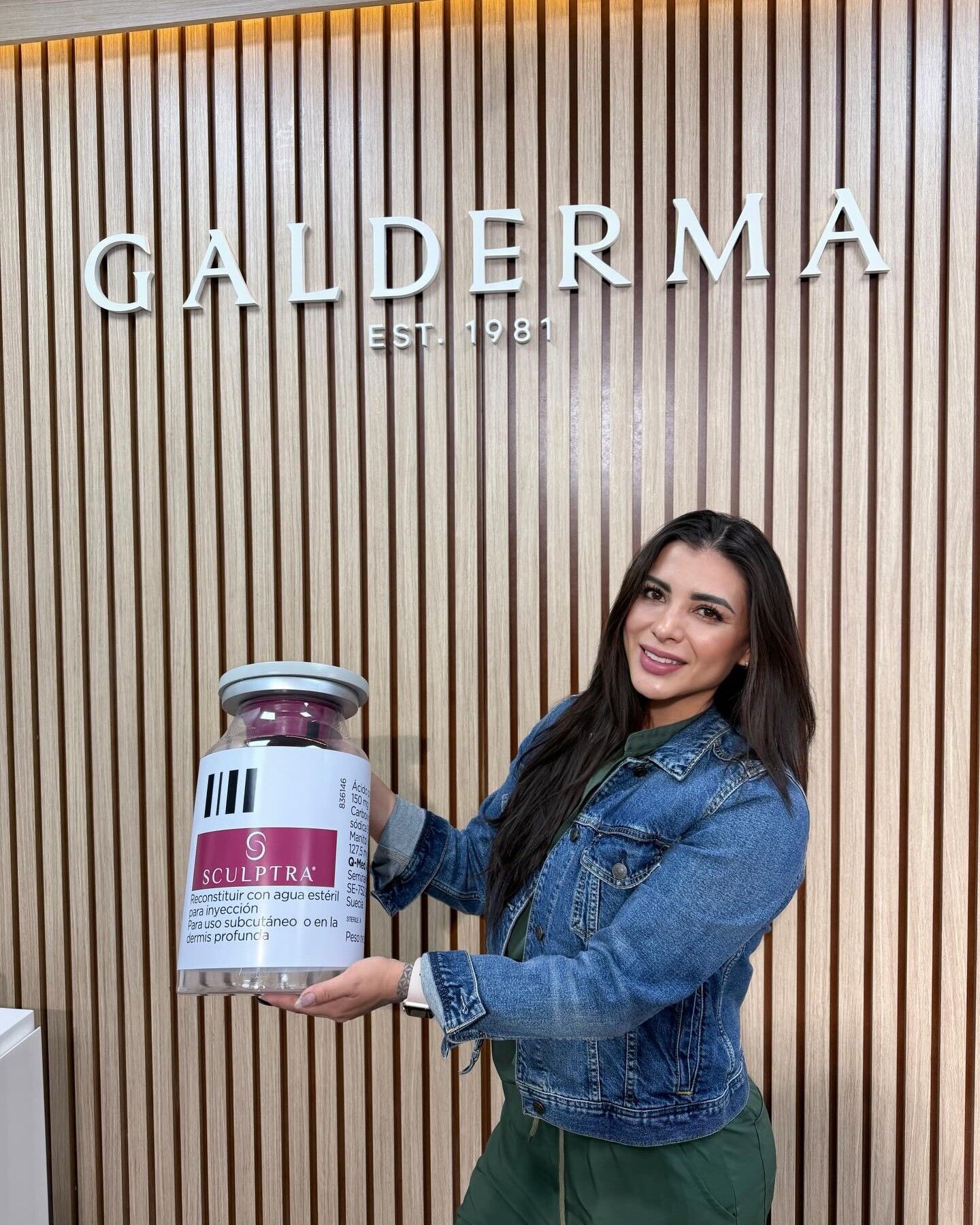 Dra. Sandra Ramírez con Sculptra en un evento de Galderma